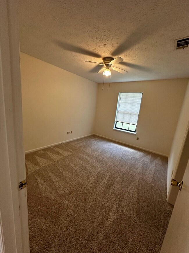 Building Photo - First 2 weeks free for approved applicant.   2 Bedroom home with garage. Great Area and Location!