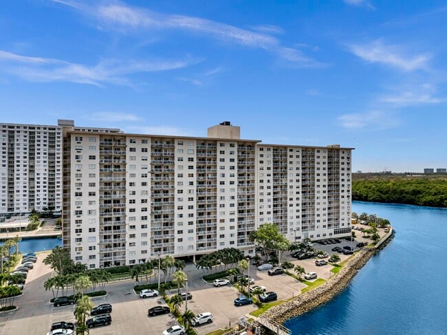 Building Photo - 400 Kings Point Dr