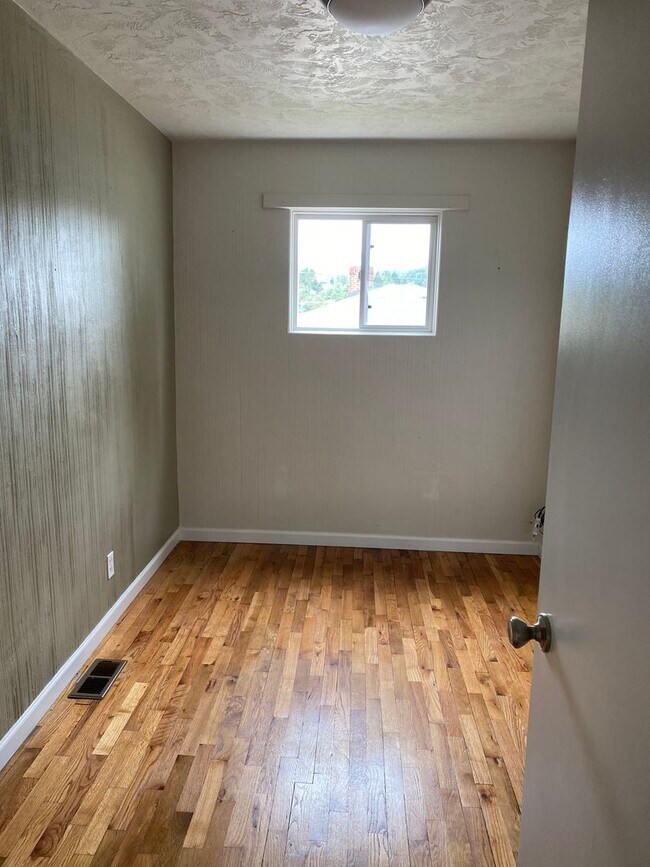 Building Photo - 3 Bedroom 1 Bath Hucrest Home