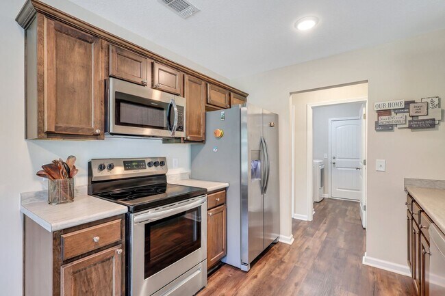 Building Photo - AVAILABLE NOW! (Pet Friendly)