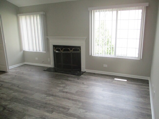Building Photo - 989 Mesa Dr