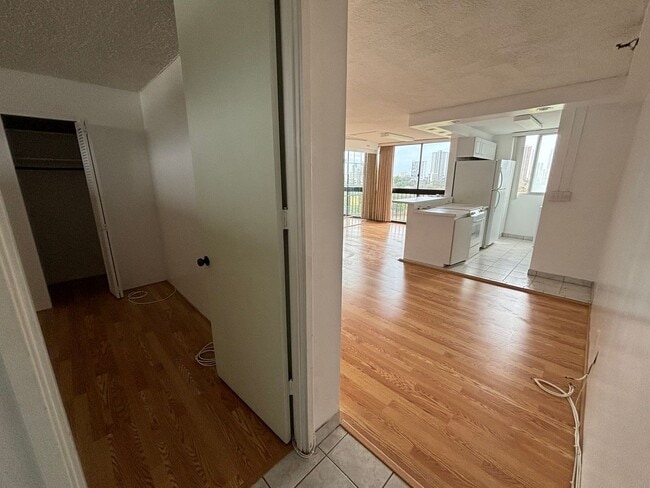 Building Photo - 8th Floor Golf Course View 2 Bed 2 Bath 1 ...
