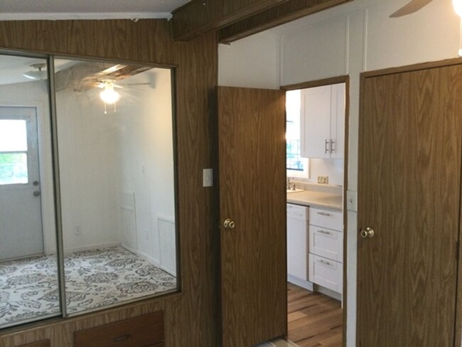 Building Photo - Updated 2 Bedroom 1 Bath Home Located in S...