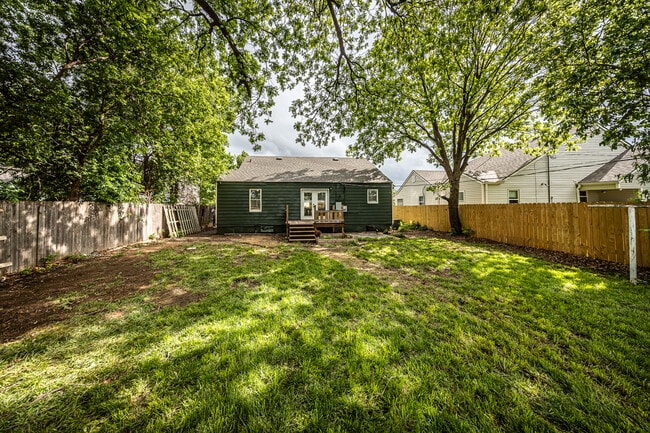 Building Photo - 1925 NW Oak Ave