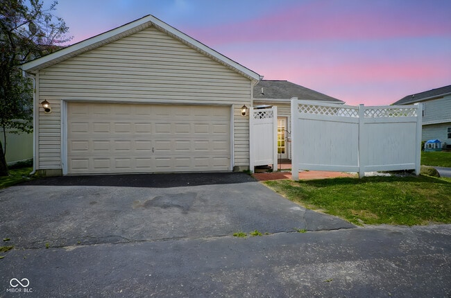 Building Photo - 952 Helston Ave