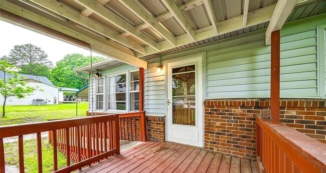 Building Photo - Charming Brick Ranch with Plenty of Room!!!