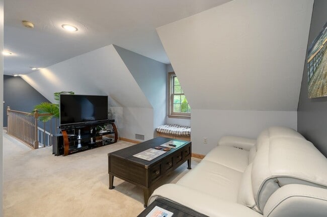 Building Photo - 39 Robertson Dr