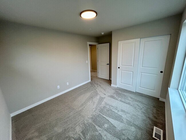 Building Photo - Stunning BRAND NEW 3 bed 2.5 bath home in ...