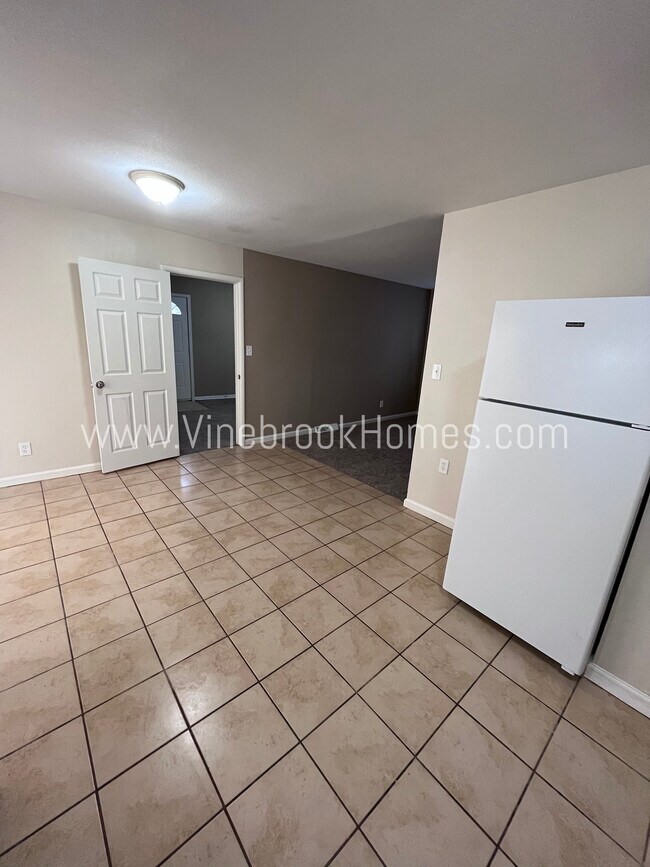 Building Photo - 8211 Ruskin Way