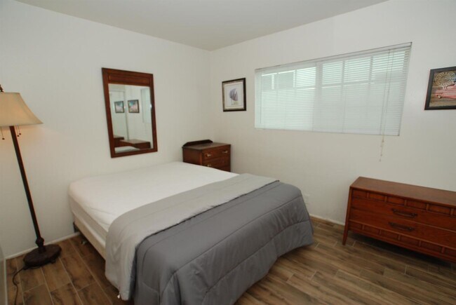 Building Photo - 9 month winter lease on Balboa Peninsula! No yearly leases