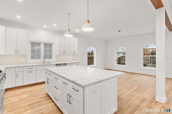 Building Photo - 108 New England Ave