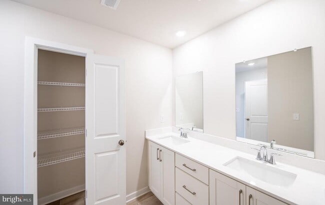 Building Photo - 715 Platinum Dr