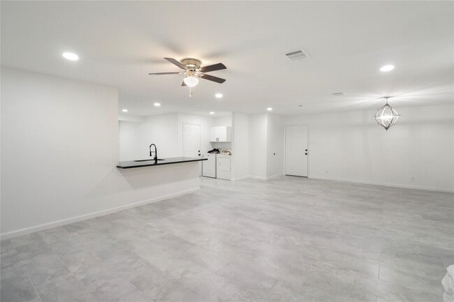Building Photo - 527 Gardenia St
