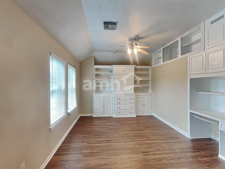 Building Photo - 26887 Castlecliff Ln