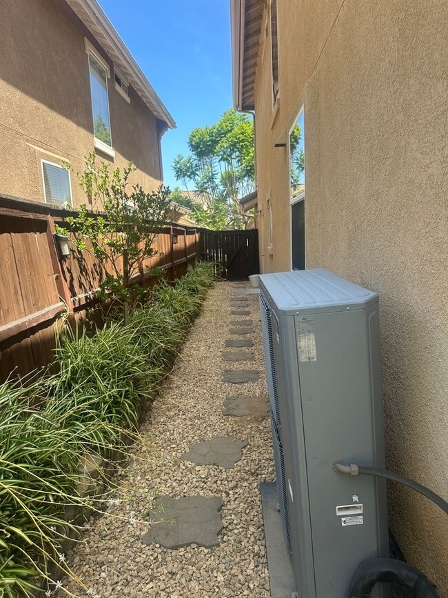 Building Photo - AVAILABLE NOW!!! 3 Bedroom 3 bath Private OASIS backyard in Vista, CA.