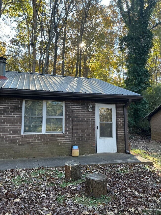 Building Photo - 2 bedroom 1 bath duplex is located off Whitehead Rd!