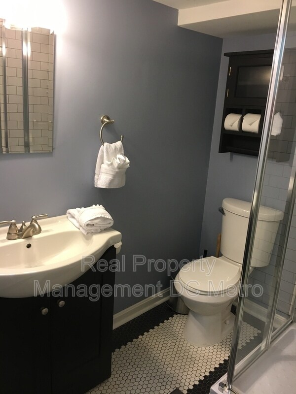 Building Photo - 813 10th St NE