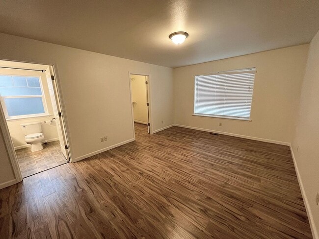 Building Photo - 902 Fawn Cir