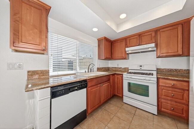 Building Photo - Updated and Move-In Ready!