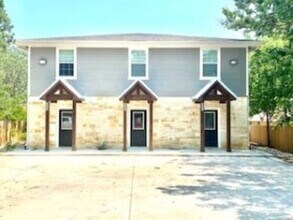 Building Photo - Modern 2 Bed Townhouse