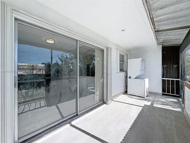 Building Photo - 1100 SE 4th Ave