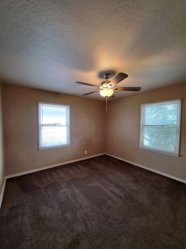Building Photo - Single-Level 2BR Apartment with Garage in Fresno!