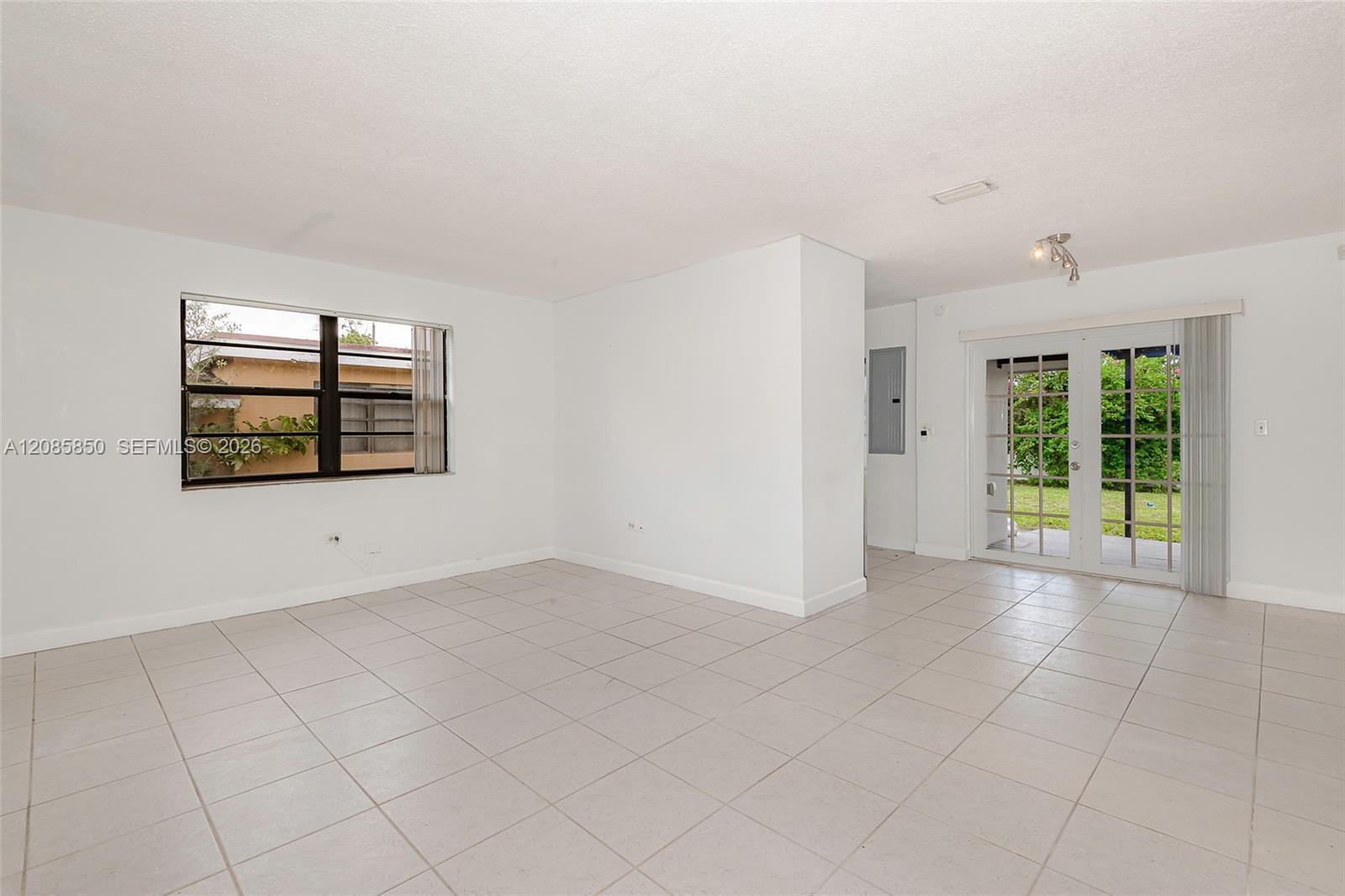Building Photo - 2631 Alcazar Dr