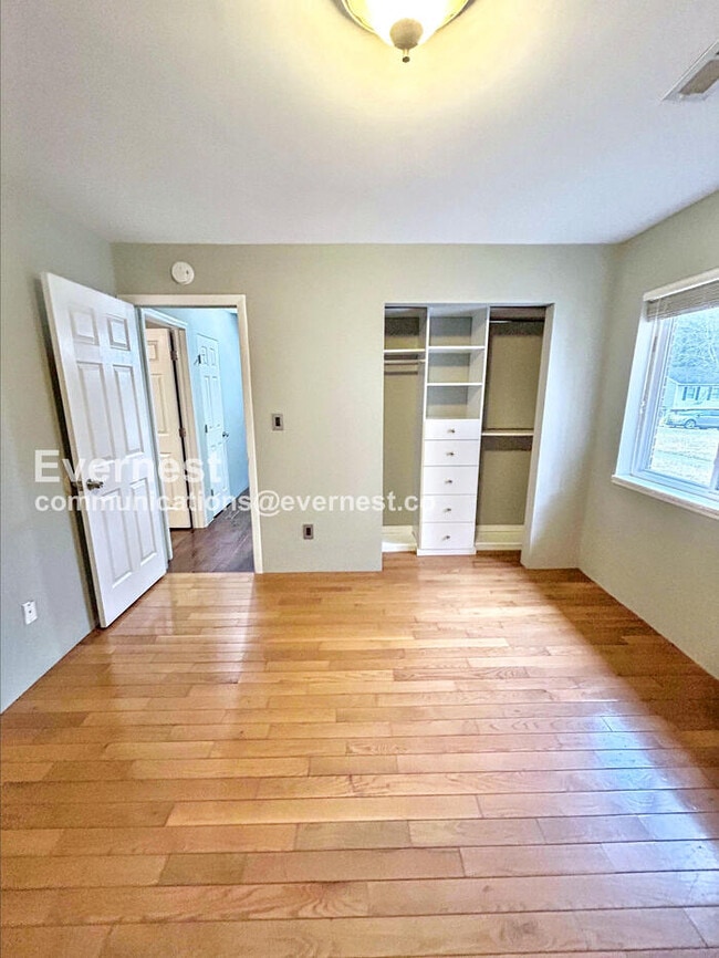 Building Photo - Cozy Home with Driveway Parking and Laundry Hookups