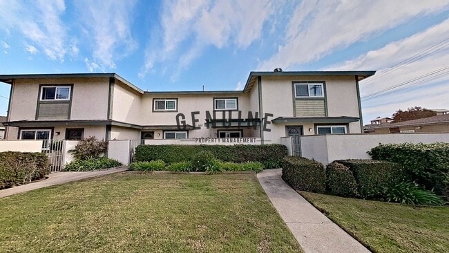 Building Photo - Lovely 2 Bd 1.5Ba Condo in Costa Mesa With Spacious Deck