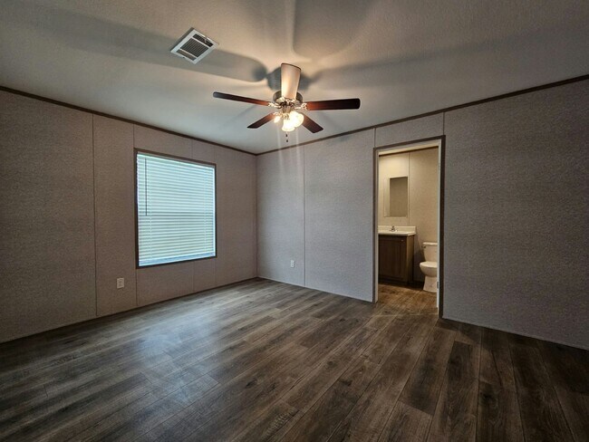 Building Photo - 518 Suwanee Dr