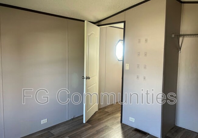 Building Photo - 20 Coach Crest Dr