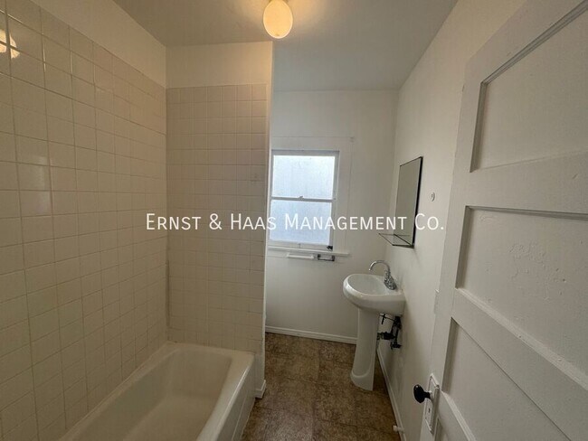 Building Photo - 528.5 N Kenmore Ave