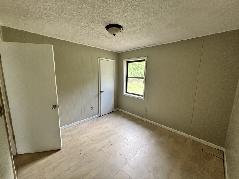 Building Photo - 850 Fernwood Dr