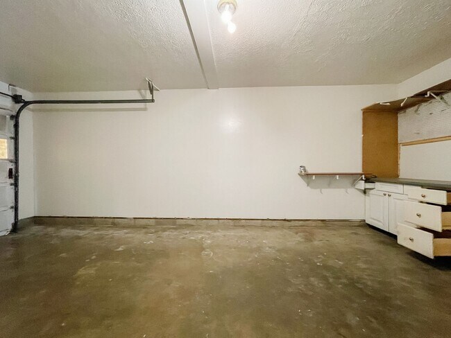 Building Photo - 8200 & 8202 W Butternut Rd