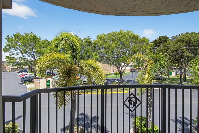 Building Photo - 1100 Crestwood Ct S