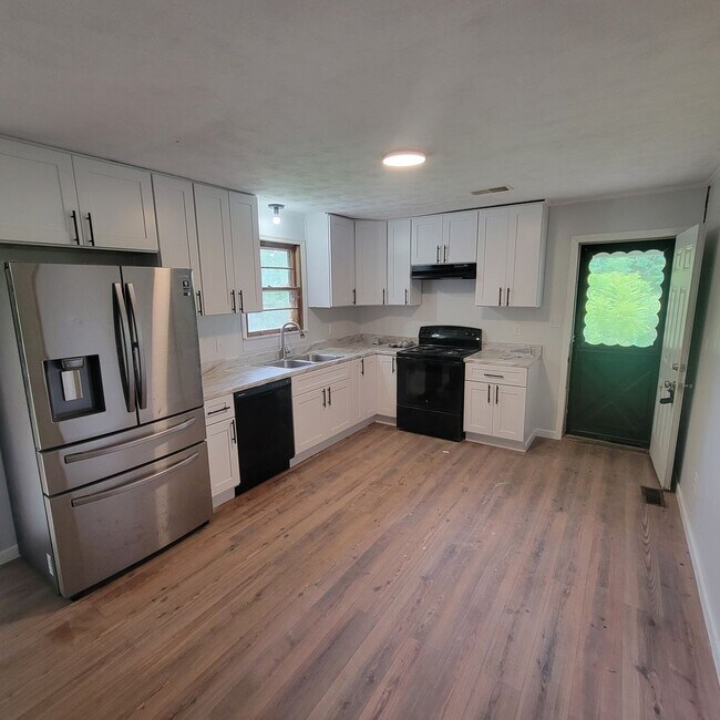 Building Photo - 3/1 Brick Ranch-Cookeville City-Carport