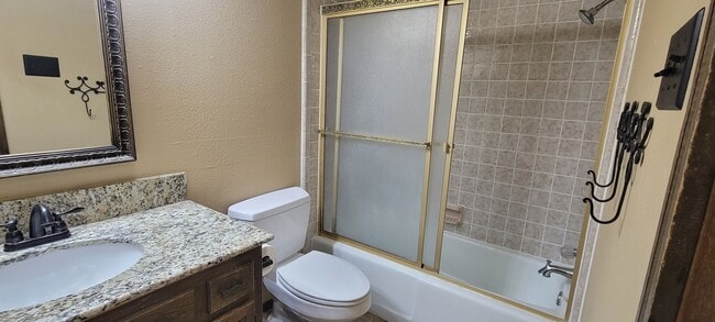 Building Photo - LARGE 3 BEDROOM HOME IN NORTHEAST CLOVIS