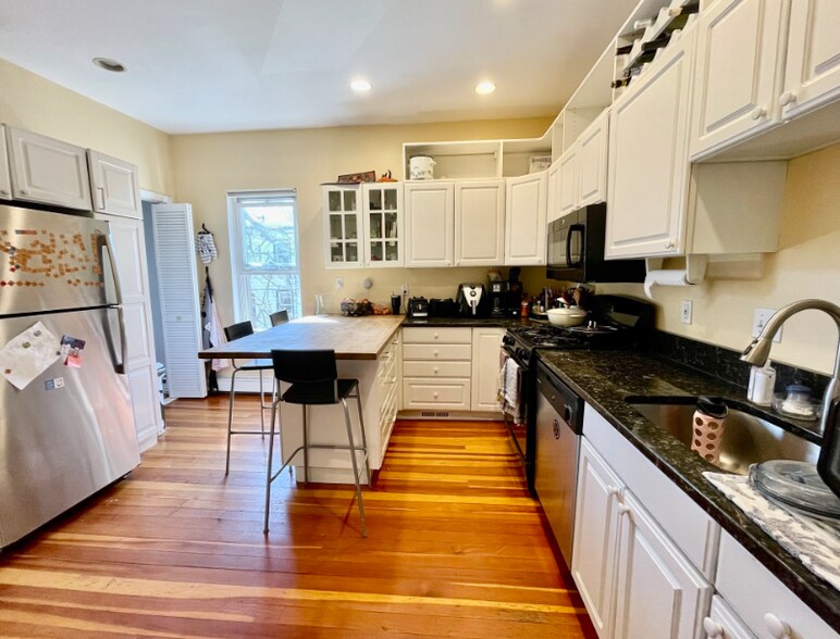 Primary Photo - 174 Putnam Ave