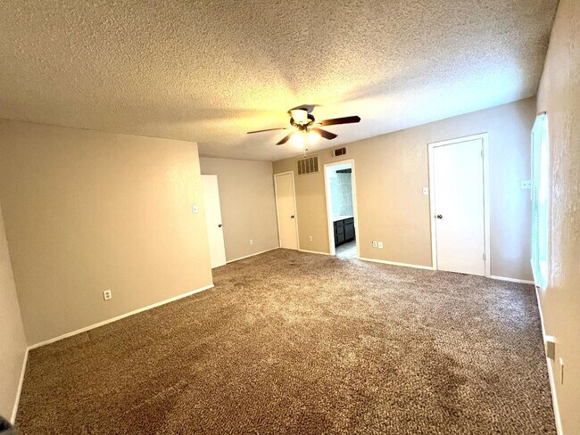 Building Photo - 8633 Knoxville Dr