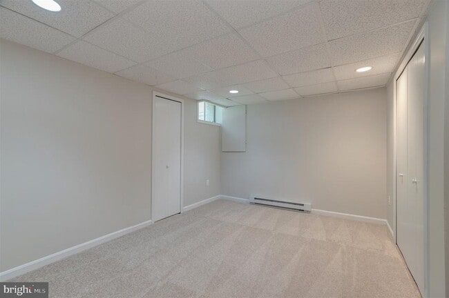 Building Photo - 2440 S Walter Reed Dr