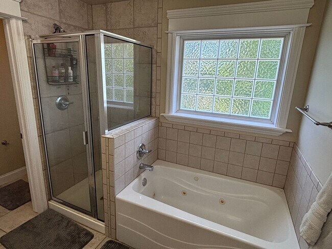 Building Photo - 4 bed 3 Home in Coveted West End Neighborhood