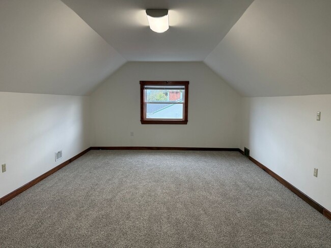 Building Photo - Fredericksburg 3 bedroom w 2 car garage