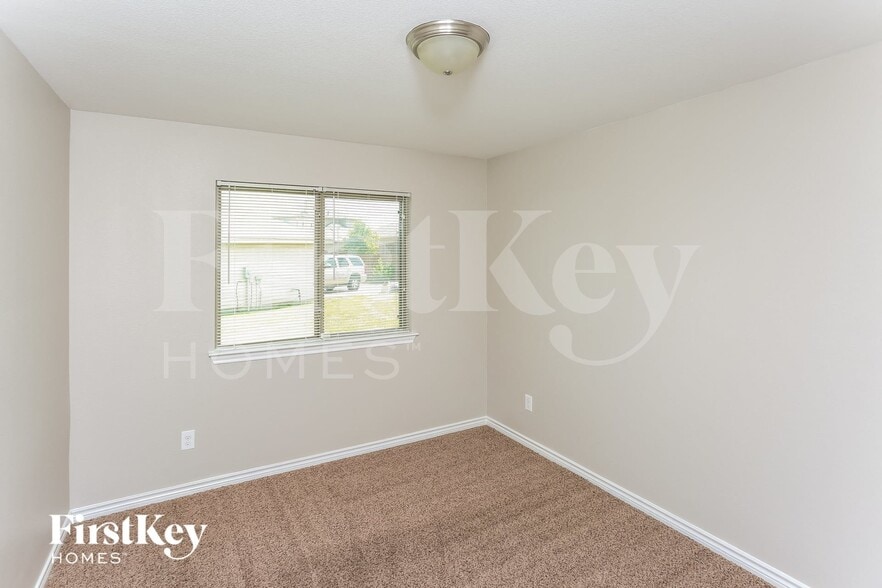Building Photo - 623 Hilton Dr