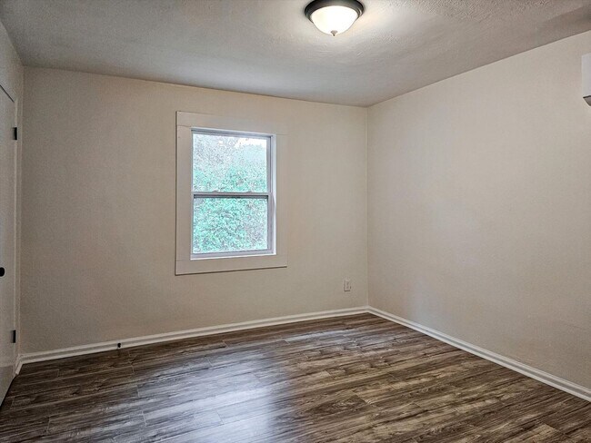 Building Photo - 105 S Howell Ave
