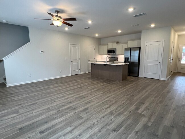 Building Photo - 967 Horse Mountain Rd