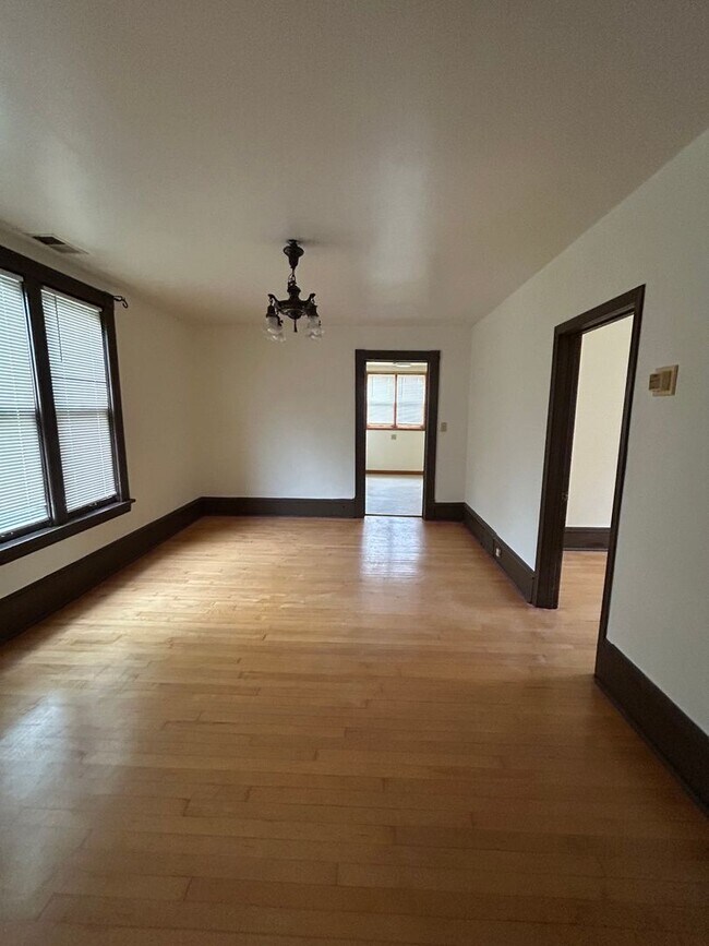 Building Photo - 718 6th St NE