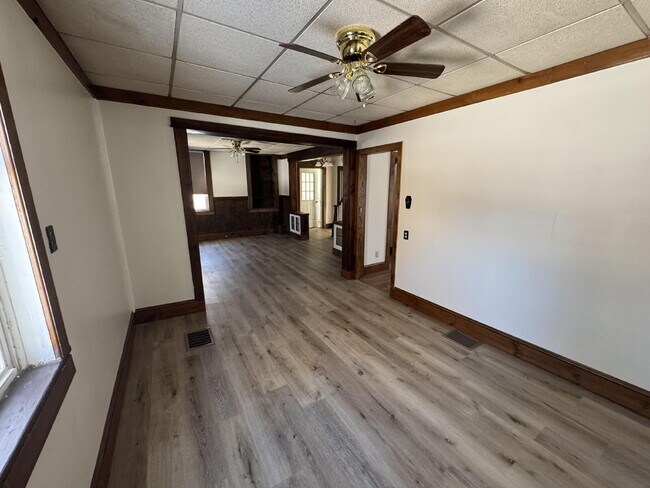 Building Photo - "Charming 3-Bed Home with Full Bath in Serene Spring Glen!"