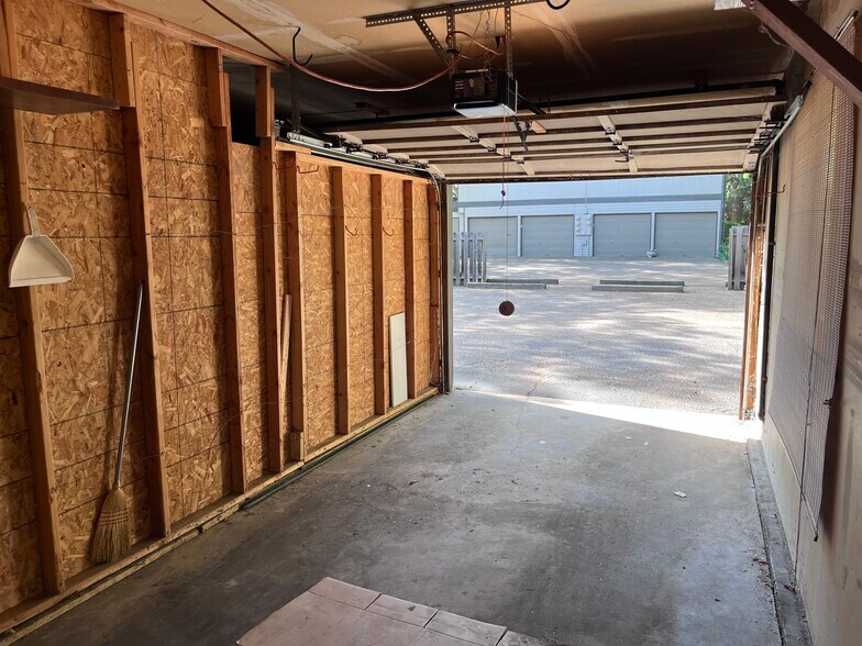 Building Photo - 2600 Parklake Ct