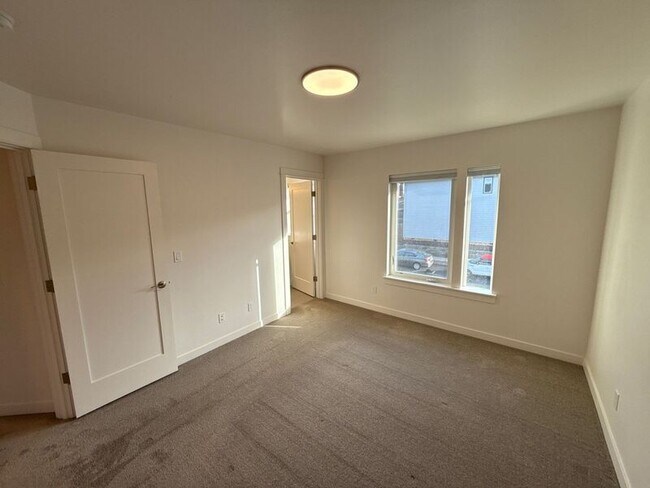 Building Photo - 5913 Blue River Dr SE