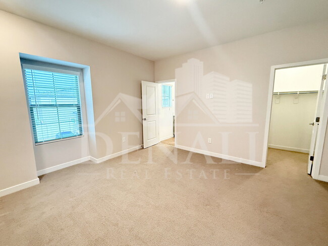 Building Photo - 7532 W Darrow St